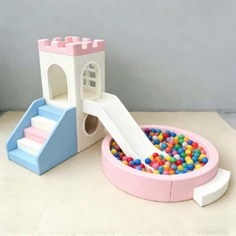 Casa de juegos con tobogán y piscina de bolas